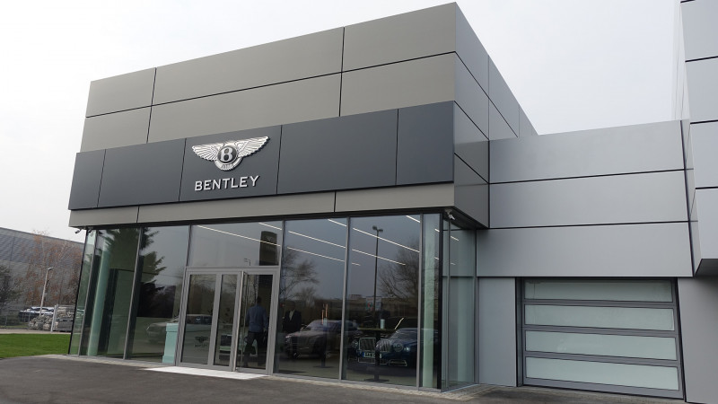 A budapesti Bentley szalonból akár Lamborghinit is rendelhetnek az ügyfelek